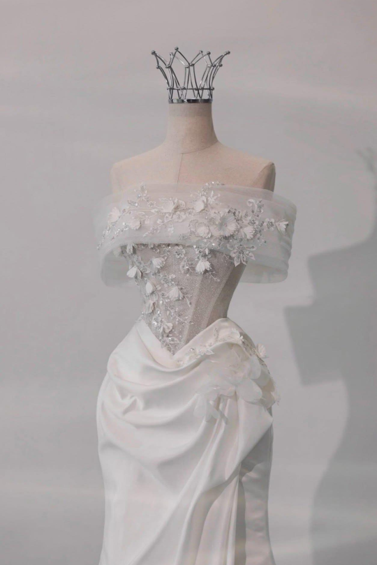 Váy cưới chữ A trễ vai đính hoa 3D