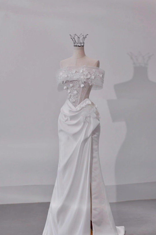 Váy cưới chữ A trễ vai đính hoa 3D