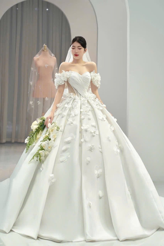 Váy cưới công chúa cúp ngực đính hoa nổi